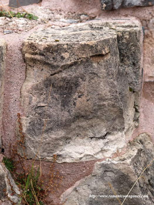 DETALLE DE LA BASA SITUADA A LEVANTE DEL CONJUNTO ANTERIORDETALLE DE LA BASA SITUADA A PONIENTE DEL CONJUNTO ANTERIOR - 15/Sept/2004